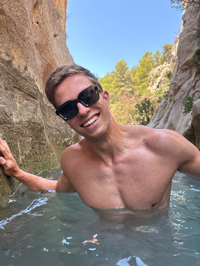 Koen Brouw in het water, genietend van de natuur